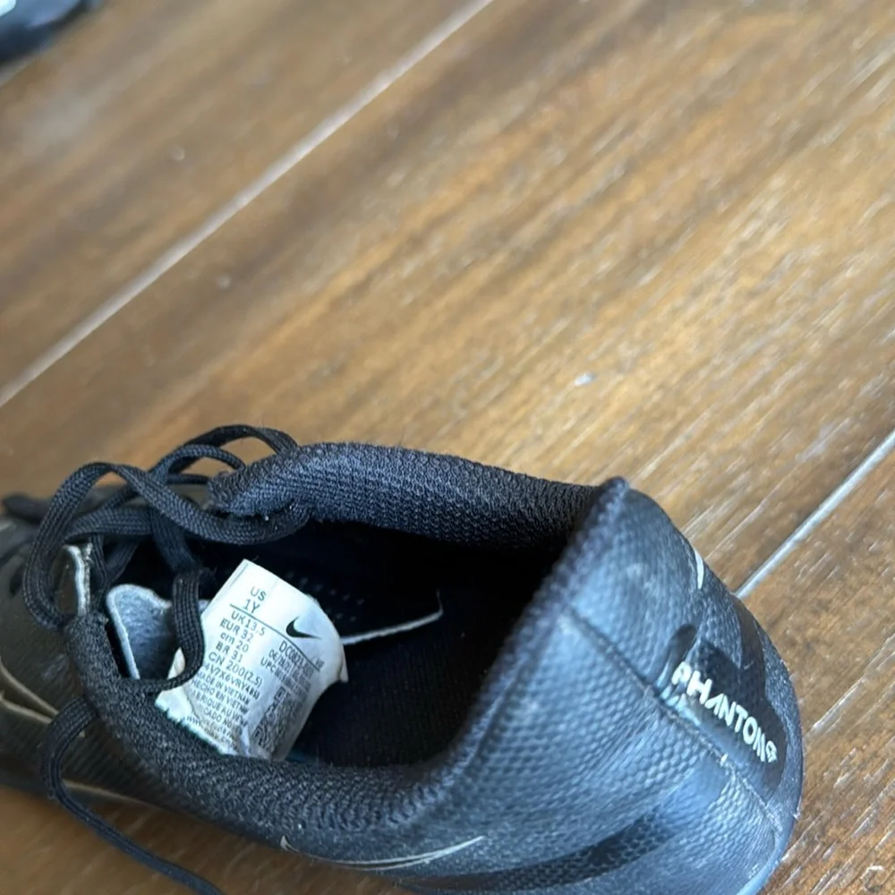 Size 1Y Nike Kids Phantom Soccer Cleats shoes